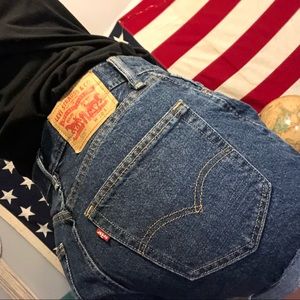 Vintage Levi’s high rise jean shorts 30